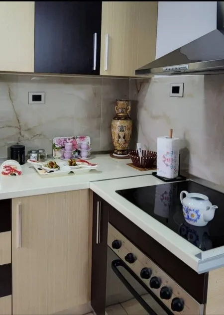 Tirane, jepet me qera apartament 2+1+Aneks+Ballkon, Kati 4, 75 m2 600 € (Stacioni Trenit)