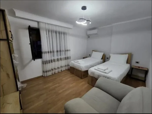 Tirane, jepet me qera apartament 2+1+Aneks+Ballkon, Kati 4, 75 m2 600 € (Stacioni Trenit)