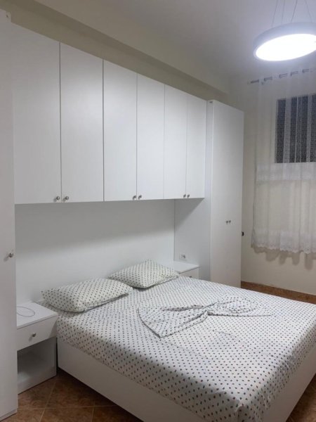 Tirane, jepet me qera apartament 1+1+Ballkon, Kati 1, 55 m2 350 € (rruga Mine Peza)