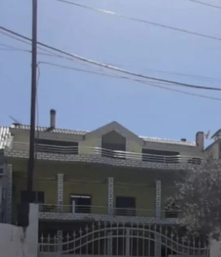 Tirane, jepet me qera apartament+verande | Penthouse 2+1+Aneks+Ballkon, Kati 3, 140 m2 250 € (Rruga Loçka)