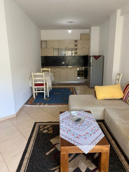 Tirane, jepet me qera apartament 1+1+Ballkon, Kati 3, 70 m2 350 € (rruga peti)