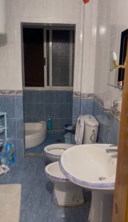 Tirane, jepet me qera apartament 1+1, Kati 2, 60 m2 (Qsut)