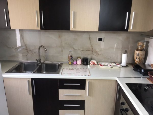 Tirane, jap me qera apartament 2+1, , 126 m2 700 € (Statcion i trenit)