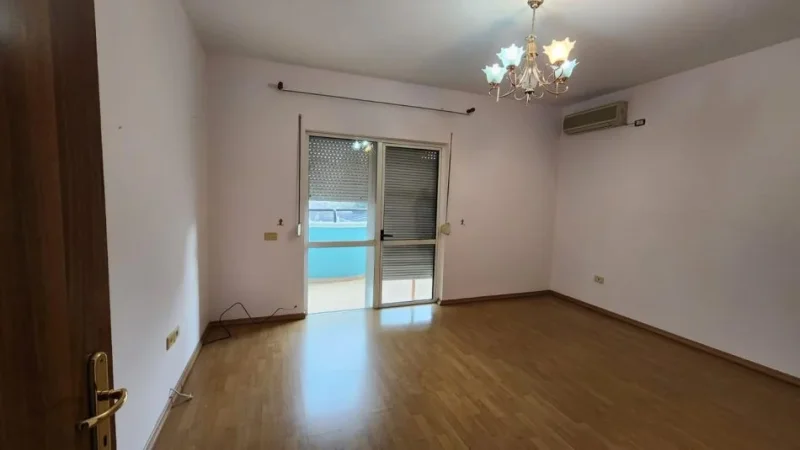 Bllok, jepet me qera apartament per zyre 3+1+2 Kati 3, 160 m2 1,600 €