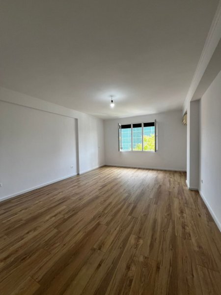 Tirane, shitet apartament 1+1+Ballkon, Kati 4, 71 m2 120,000 € (Rruga Riza Cerova)