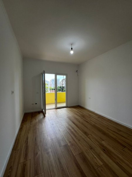 Tirane, shitet apartament 1+1+Ballkon, Kati 4, 71 m2 120,000 € (Rruga Riza Cerova)