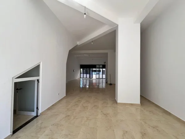 Tirane, jepet me qera ambjent biznesi , , 140 m2 1,000 € (Astir)