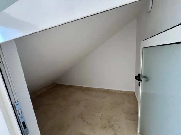 Tirane, jepet me qera ambjent biznesi , , 140 m2 1,000 € (Astir)