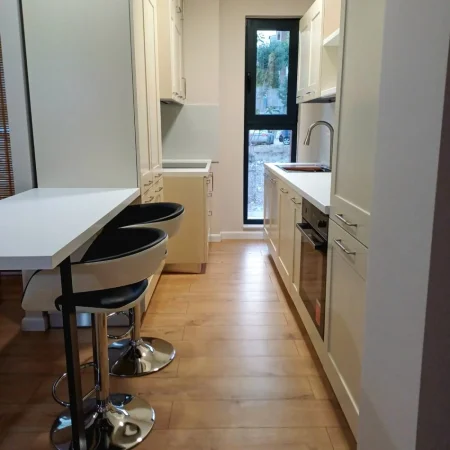 Tirane, jepet me qera apartament 2+1, , 95 m2 700 € (Kopshti Botanik)