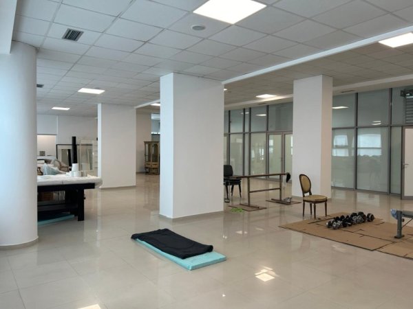 Tirane, jepet me qera ambjent biznesi , Kati 2, 250 m2 2,500 € (JOHAN FON HAN,GJIMNAZI ISMAIL QEMALI)