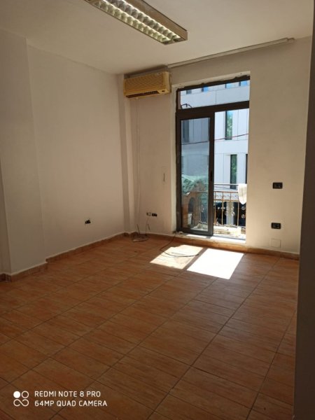 Tirane, jepet me qera apartament 3+1, Kati 3, 120 m2 600 € (Qender Tirane)