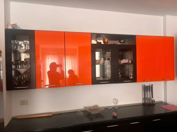 TIRANË - BLEJMË MOBILJE TË PËRDORURA ME CMIME TE MIRA SI DHOMA GJUMI DOLLAPE KENDE DIVANE TAVOLINA ME KARRIGE NR 068 55 55 888