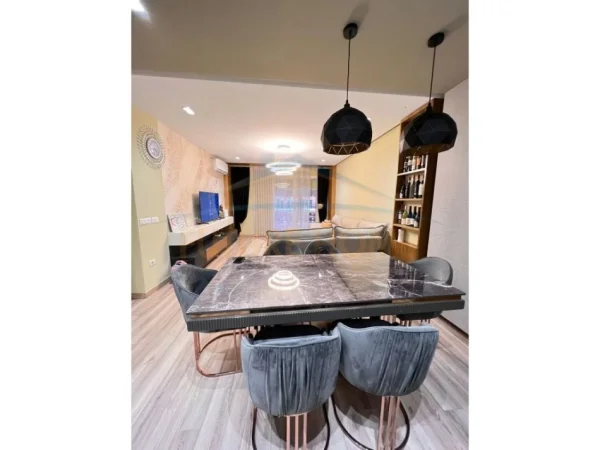 Tirane, shitet apartament 2+1, Kati 1, 117 m2 185,000 € (RRUGA E KAVAJES)