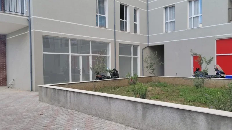 Tirane, jepet me qera dyqan, kati 0, 80 m2, 1,200 € (Ish Fusha e Aviacionit Rruga Artan Lenja)