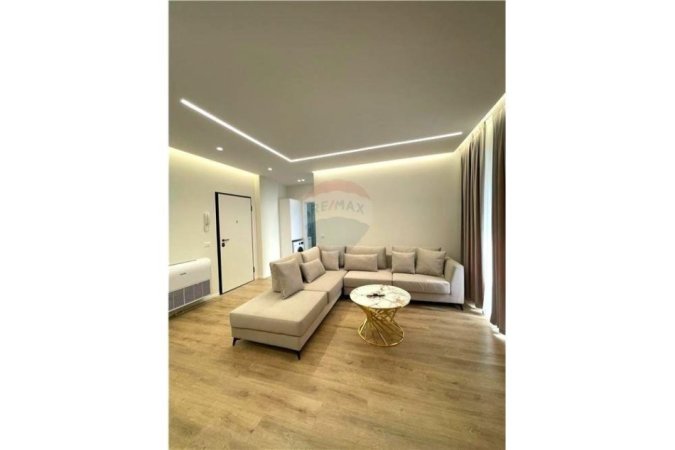 Tirane, jepet me qera apartament 2+1+Aneks+Ballkon, Kati 5, 90 m2 800 € (Bulevardi Ri - Stacioni i Trenit, Albania)