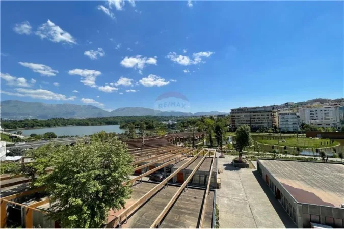 Tirane, shitet apartament , Kati 4, 87 m2 950 € 