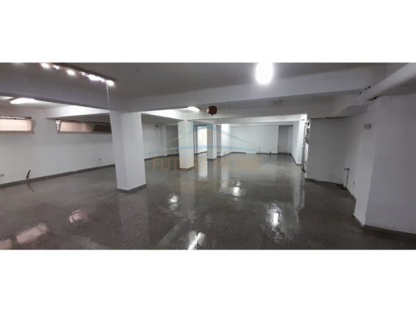 Tirane, jepet me qera ambjent biznesi , Kati -1, 200 m2 1,500 € (Rruga Mine Peza)