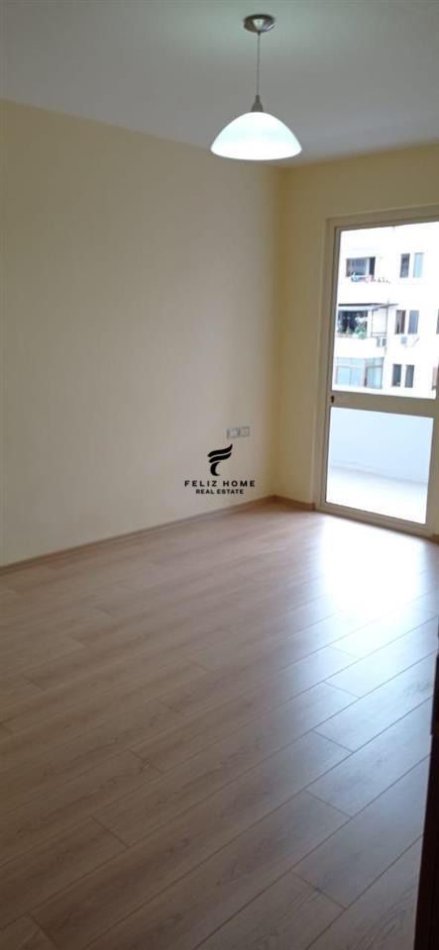 Tirane, jepet me qera zyre , Kati 5, 90 m2 600 € (LUDOVIK SHLLAKU)