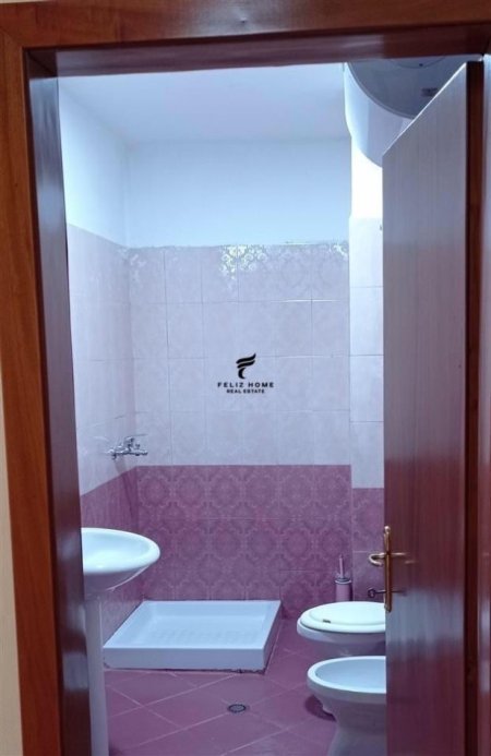 Tirane, jepet me qera zyre , Kati 5, 90 m2 600 € (LUDOVIK SHLLAKU)