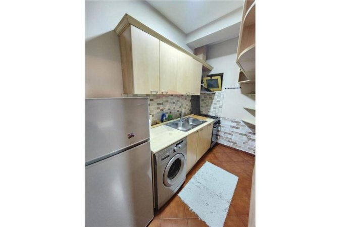 Tirane, jepet me qera apartament 2+1, Kati 8, 80 m2 550 € (Garda - Bllok)