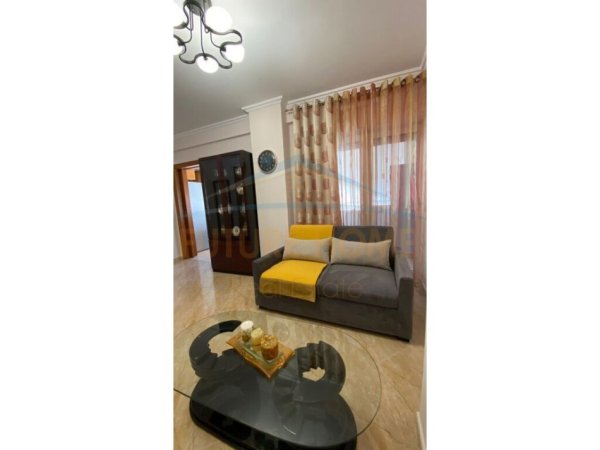 Tirane, jepet me qera apartament 1+1, Kati 8, 55 m2 550 € (Rruga Ndre Mjeda)