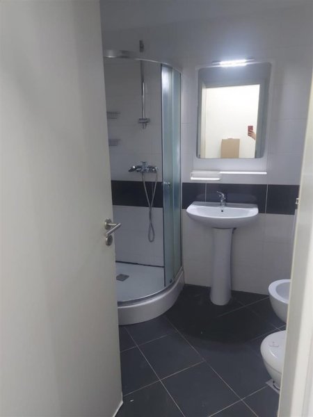 Tirane, jepet me qera apartament 2+1+Aneks+Ballkon, Kati 8, 101 m2 500 € (21 dhjetori)