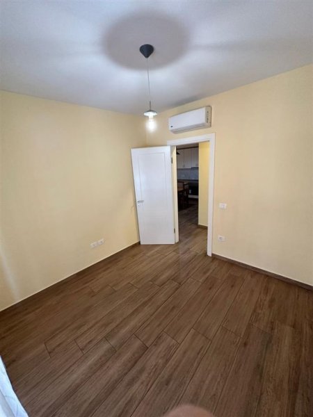 Tirane, jepet me qera apartament 2+1, , 121 m2 800 € (KOMPLEKSI DELIJORGJI)