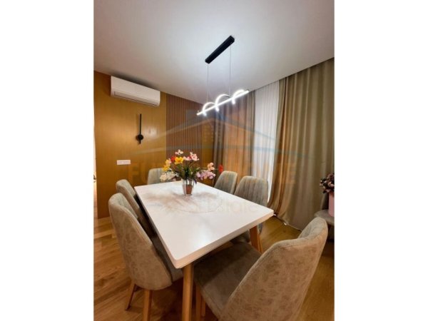 Tirane, jepet me qera 3+1+Aneks+Ballkon, Kati 10, 174 m2 750 € (unaza re)