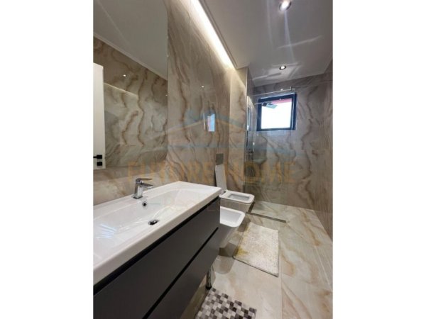 Tirane, jepet me qera 3+1+Aneks+Ballkon, Kati 10, 174 m2 750 € (unaza re)