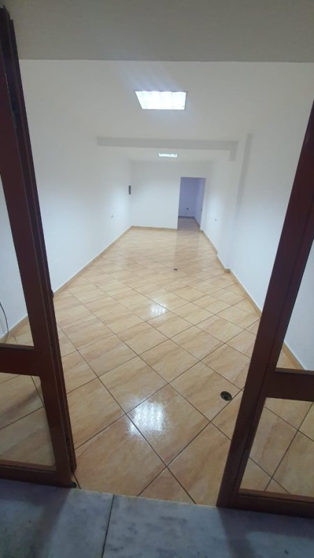 Tirane, jepet me qera ambjent biznesi , , 45 m2 450 € 