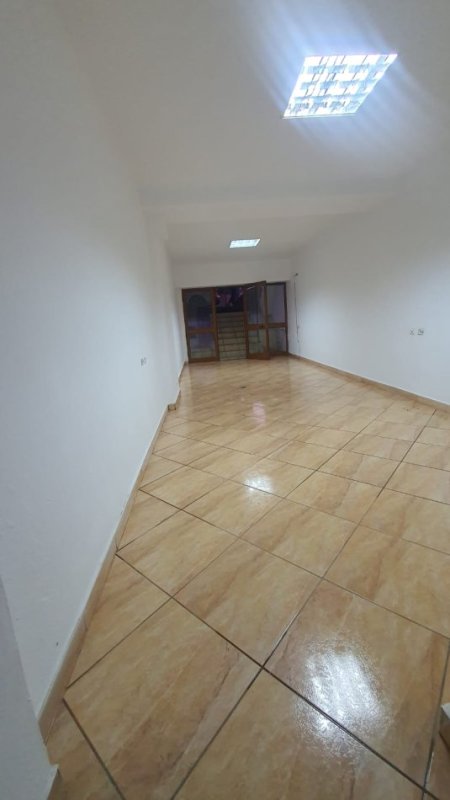 Tirane, jepet me qera ambjent biznesi , , 45 m2 450 € 