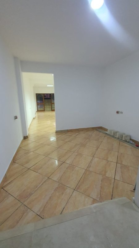 Tirane, jepet me qera ambjent biznesi , , 45 m2 450 € 