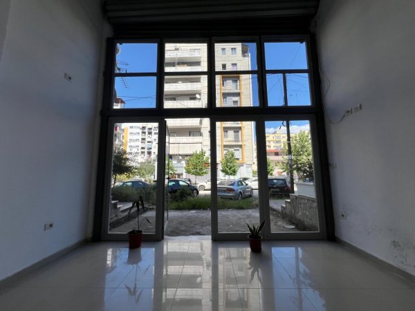 Tirane, jepet me qera ambjent biznesi , , 40 m2 420 € (Astrit Losha, Astir)