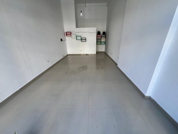 Tirane, jepet me qera ambjent biznesi , , 40 m2 420 € (Astrit Losha, Astir)