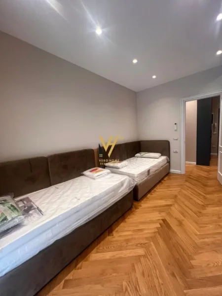 Tirane, jepet me qera apartament 3+1+Ballkon, Kati 5, 155 m2 2,500 € (RRUGA E KOSOVAREVE)