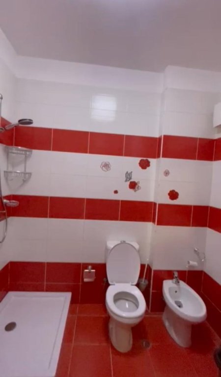 Tirane, jepet me qera apartament 2+1, Kati 5, 120 m2 750 € (Xhamllik)