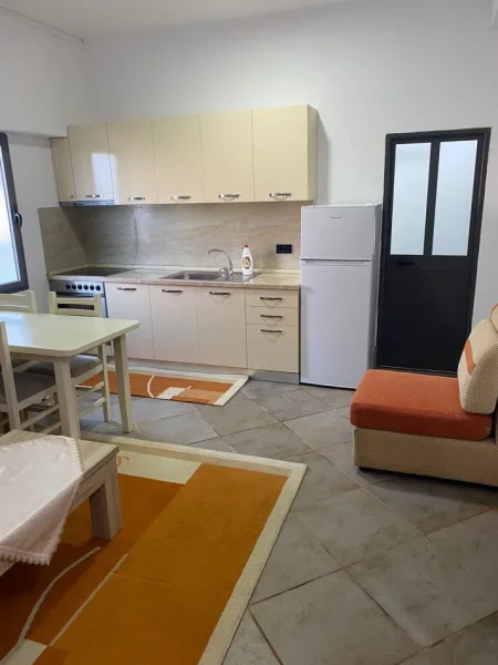 Tirane, jepet me qera shtepi 3 Katshe, Kati 2, 65 m2 280 € (Sauk)