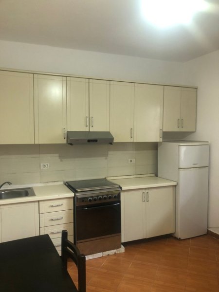 Tirane, jap me qera apartament 2+1, Kati 3, 100 m2 300 € (Fresku)