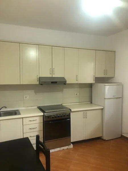 Tirane, jap me qera apartament 2+1, Kati 3, 100 m2 300 € (Fresku)