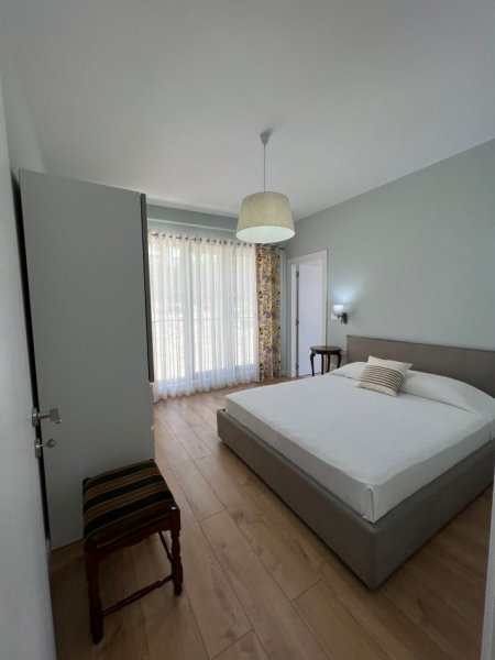 Tirane, jepet me qera 2+1+Ballkon, Kati 2, 90 m2 700 € (Kodra e diellit)