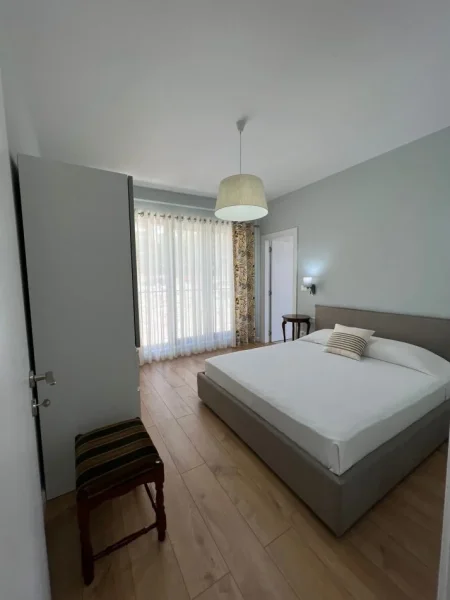 Tirane, jepet me qera 2+1+Ballkon, Kati 2, 90 m2 700 € (Kodra e diellit)