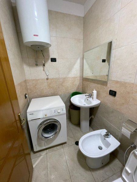 Tirane, jepet me qera apartament 2+1, Kati 7, 85 m2 850 € (Sheshi Wilson)