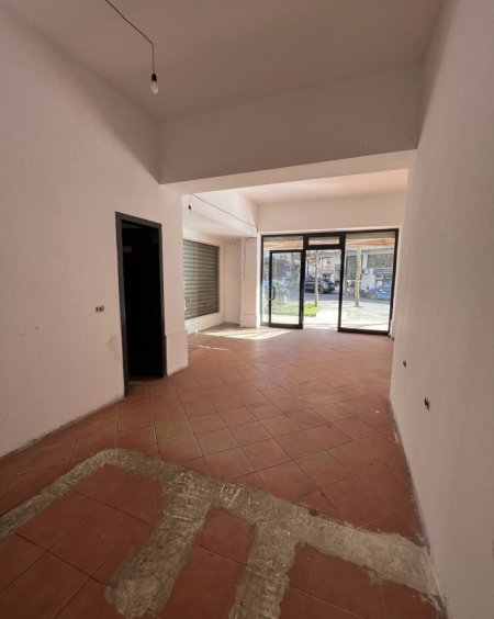 Tirane, shitet dyqan , , 33 m2 230,000 € (Ali demi)