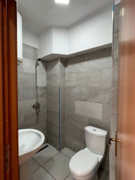 Tirane, jap me qera 1+1, Kati 5, 65 m2 400 € Astir