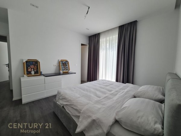 Tirane, jap me qera apartament 2+1+2+2 POSTE PARKIMI, 195 m2 1,700 € (Liqeni i Thatë)
