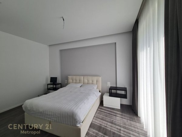 Tirane, jap me qera apartament 2+1+2+2 POSTE PARKIMI, 195 m2 1,700 € (Liqeni i Thatë)