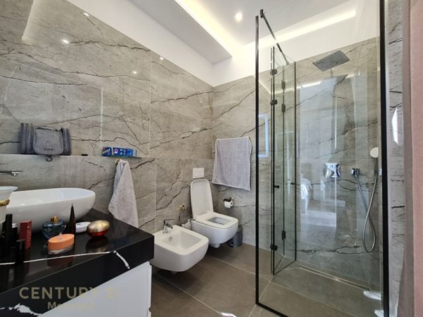 Tirane, jap me qera apartament 2+1+2+2 POSTE PARKIMI, 195 m2 1,700 € (Liqeni i Thatë)