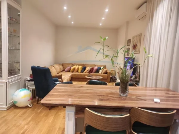 Tirane, jepet me qera apartament 2+1+Ballkon, Kati 8, 105 m2 900 € (Qender)