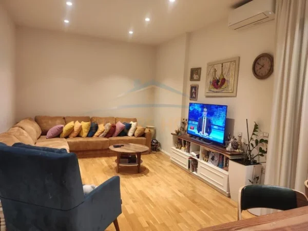 Tirane, jepet me qera apartament 2+1+Ballkon, Kati 8, 105 m2 900 € (Qender)