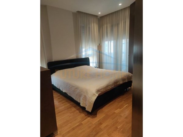 Tirane, jepet me qera apartament 2+1+Ballkon, Kati 8, 105 m2 900 € (Qender)